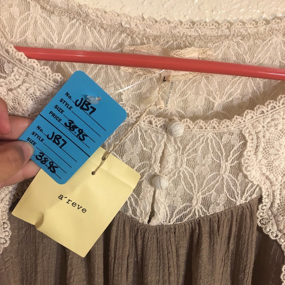 Tan & lace blouse - Picture 5 of 5